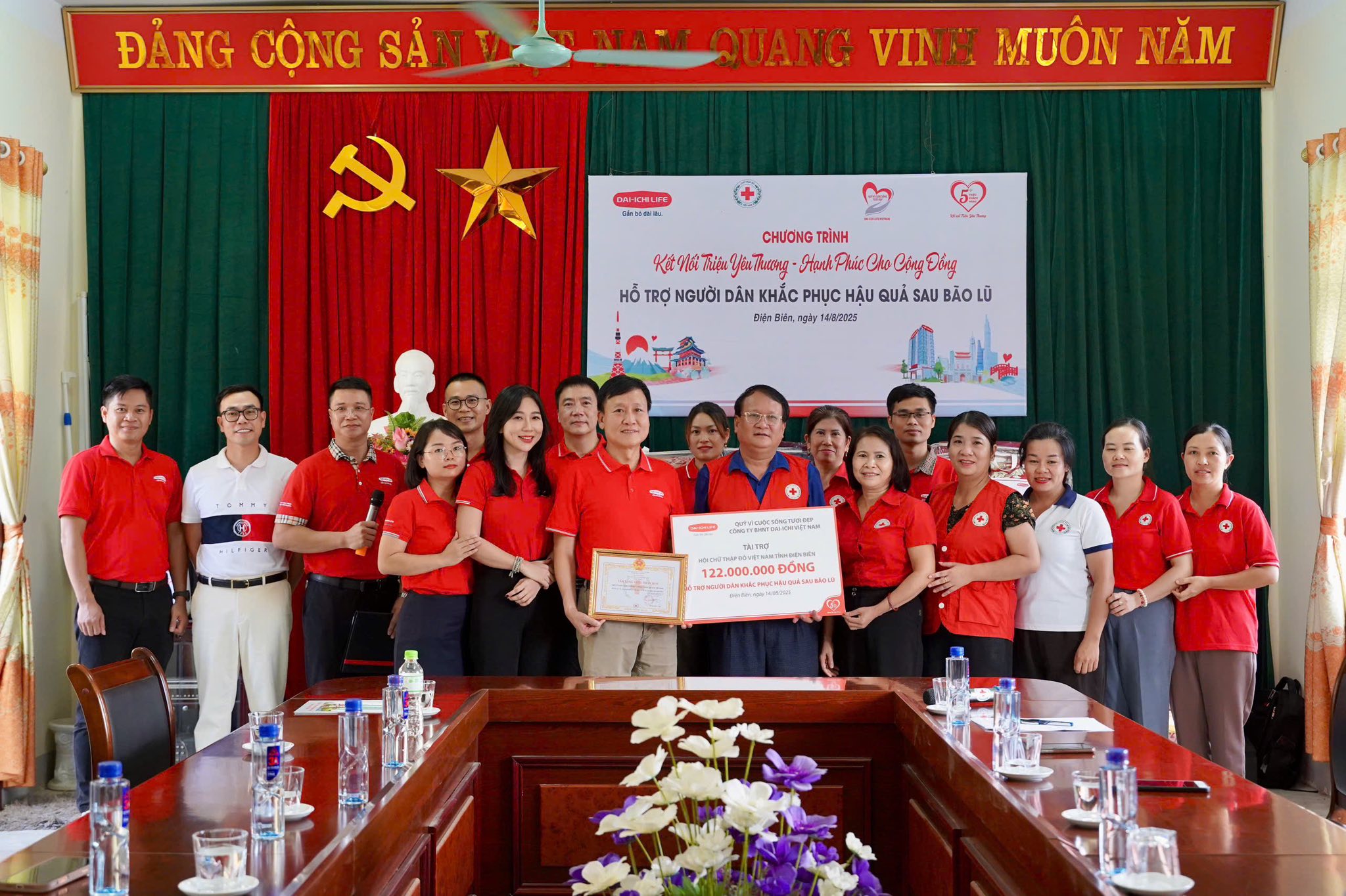 Ngày 14/8/2025, Dai-ichi Life Việt Nam đã trao tài trợ 122 triệu đồng bao gồm tiền mặt và chăn ấm cho Hội Chữ thập đỏ Tỉnh Điện Biên nhằm hỗ trợ 100 hộ dân có hoàn cảnh khó khăn bị ảnh hưởng nặng nề bởi mưa lũ trên địa bàn Xã Xa Dung, Tỉnh Điện Biên